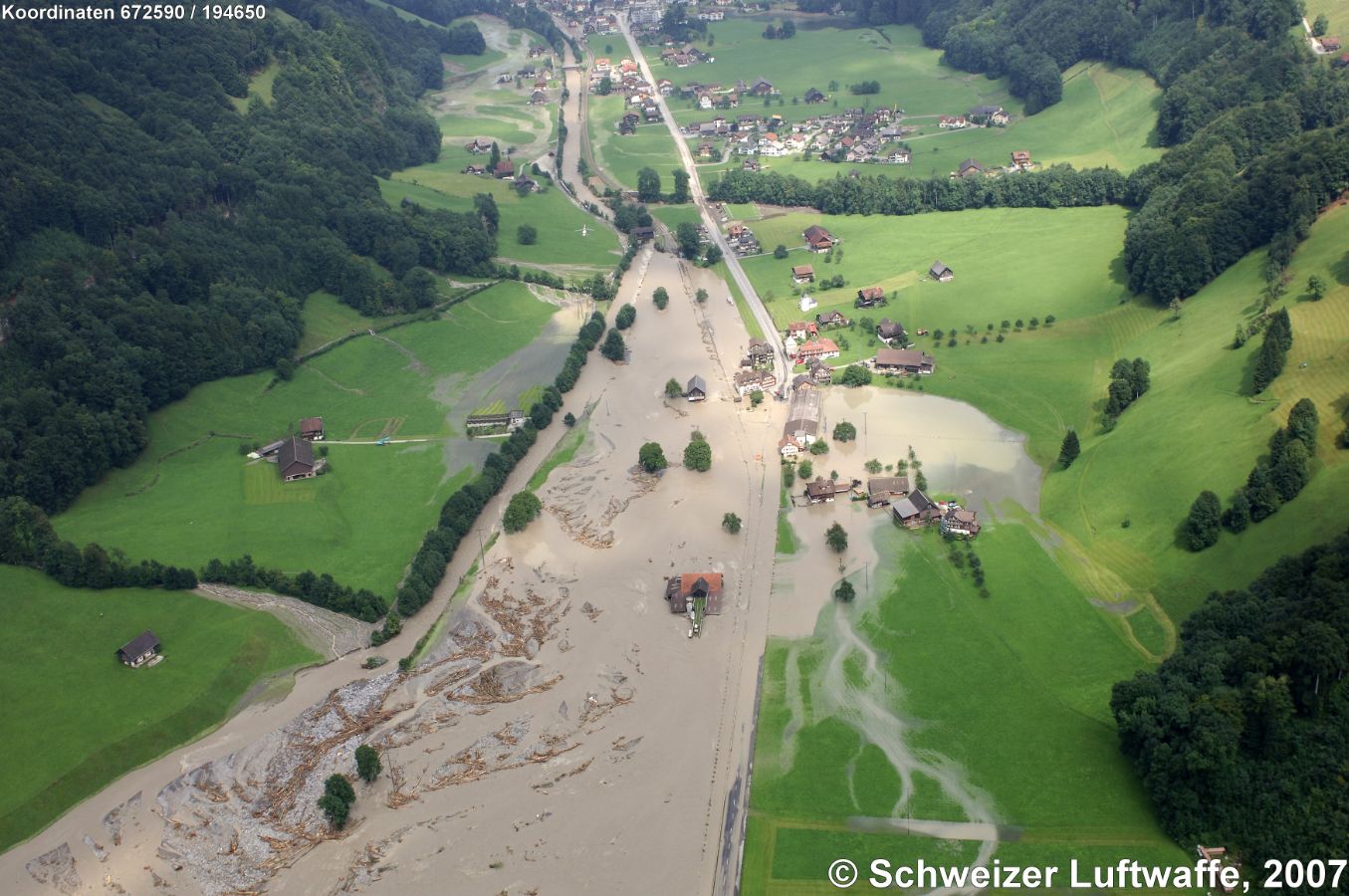 Engelberger Aa September 2007, (Position 2'672'607.50, 1'194'716.25). Im Vordergund überschwemmt 'Dörfli', danach Einmündung des Secklisbach. Blick nach Norden Richtung Wolfenschiessen.